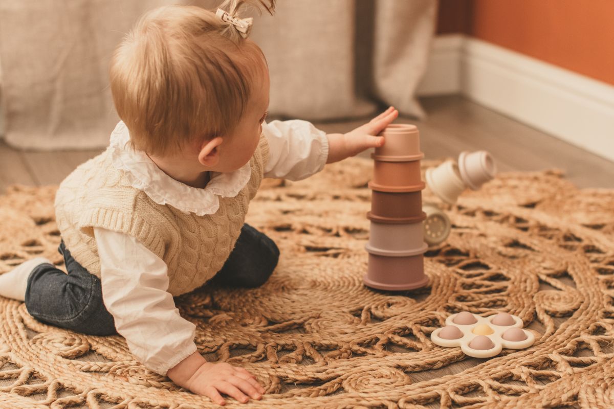 Speelgoed gooien: waarom gooit mijn kind met alles?