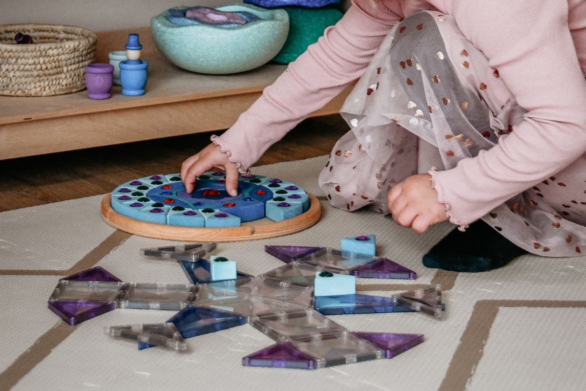 Houten speelgoed en plastic speelgoed gecombineerd in spel