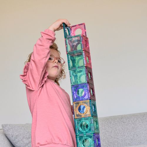 Kind aan het spelen met bouwspeelgoed