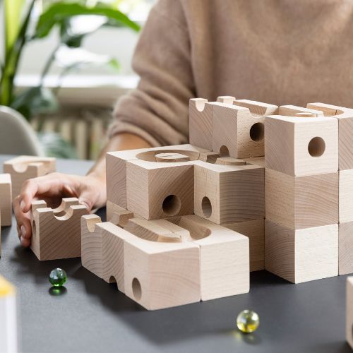 Houten knikkerbanen van o.a. Cuboro bij Studio Bambacht