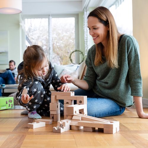 Knikkerbaan van magneten of hout bij Studio Bambacht