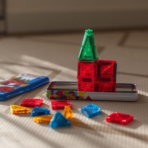 Magna-Tiles MicroMAGS mini magnetische tegels bij Studio Bambacht. Hierbij een bouwwerk van een kerk met de Travelset