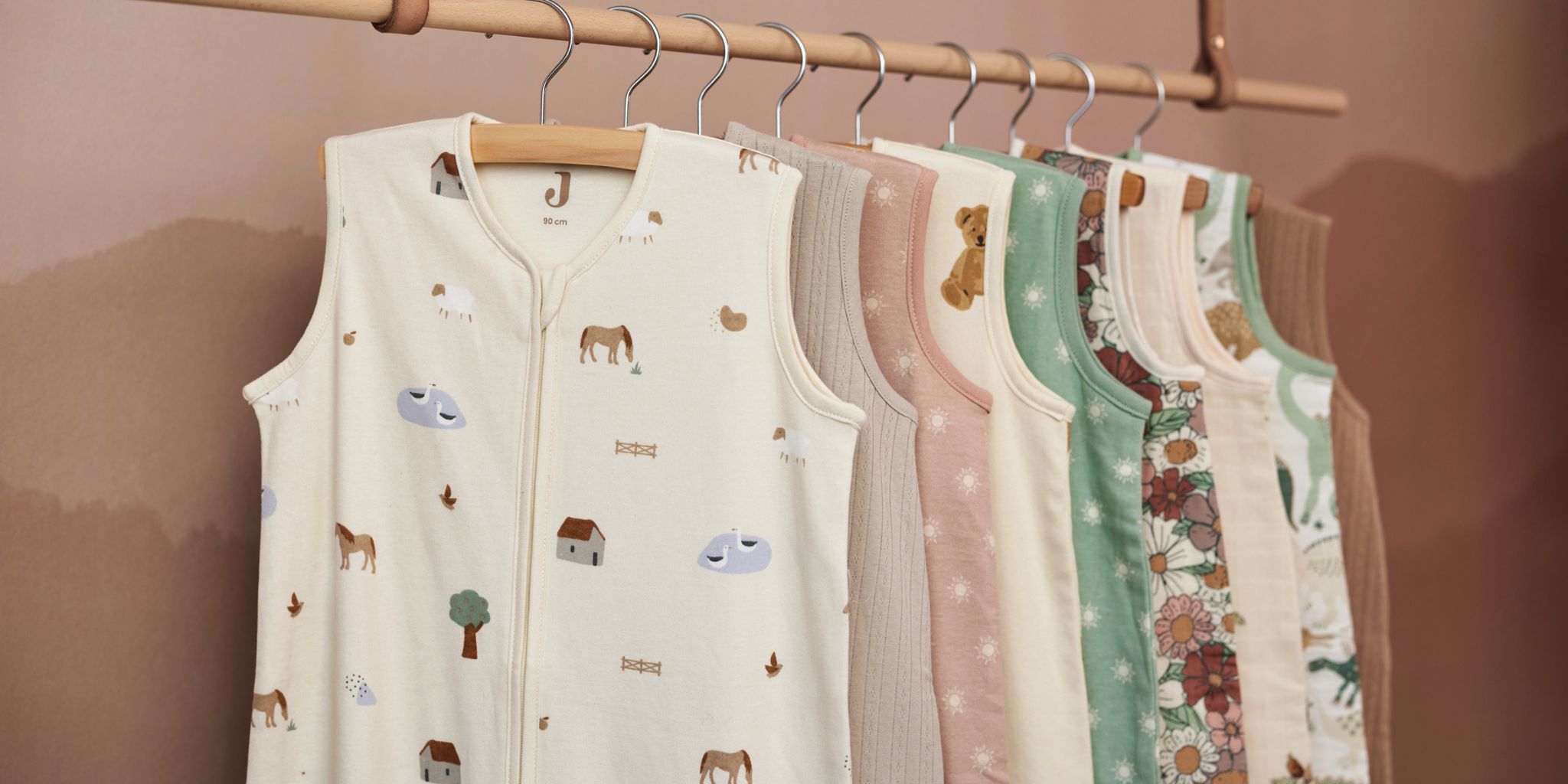 Babyslaapzakken voor zomer, winter en met afritsbare mouwen van o.a. Jollein bij Studio Bambacht