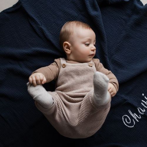 Baby aan het spelen op een hydrofiele doek