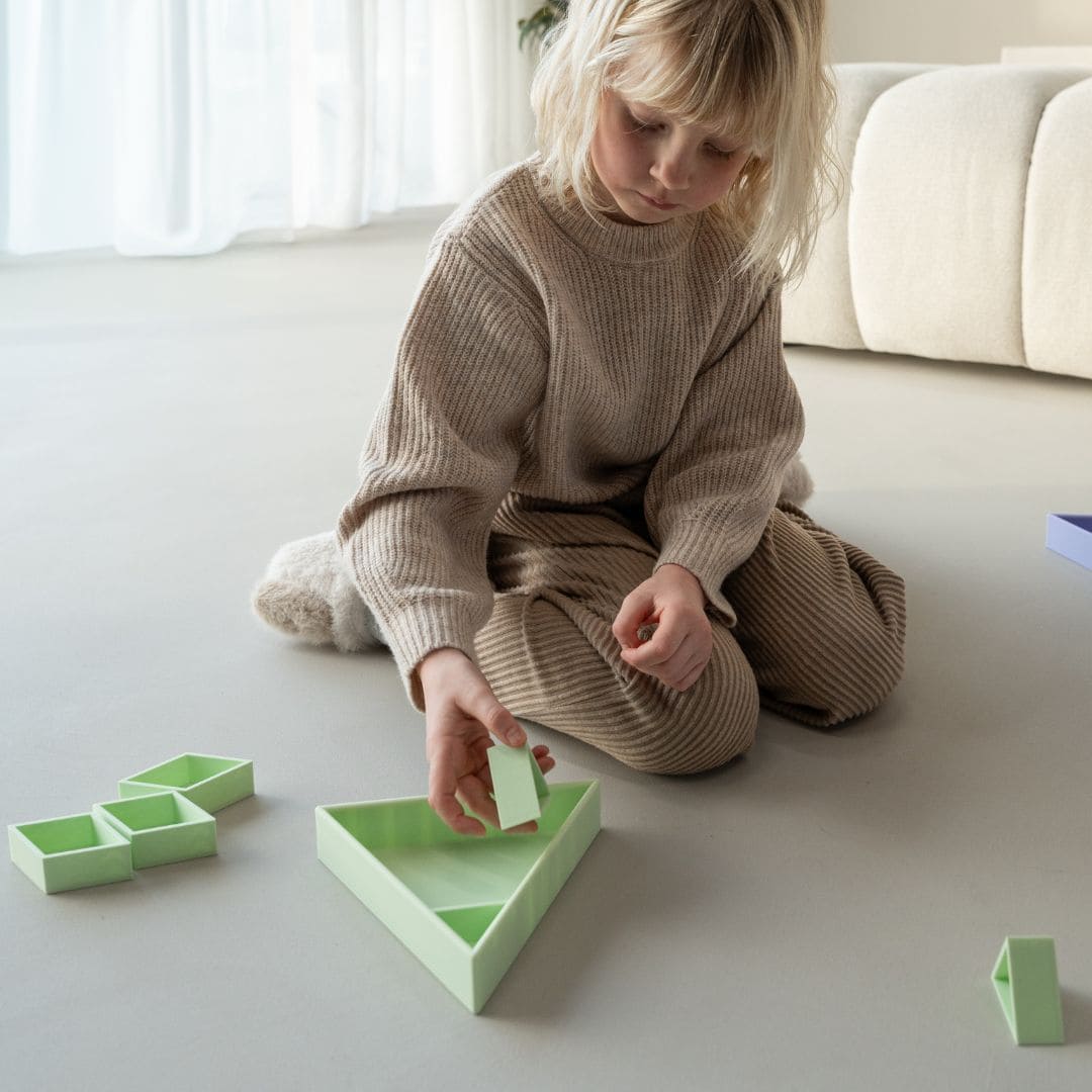Grennn mandigo inlegdriehoek speelbak in de pastelkleur lichtgroen