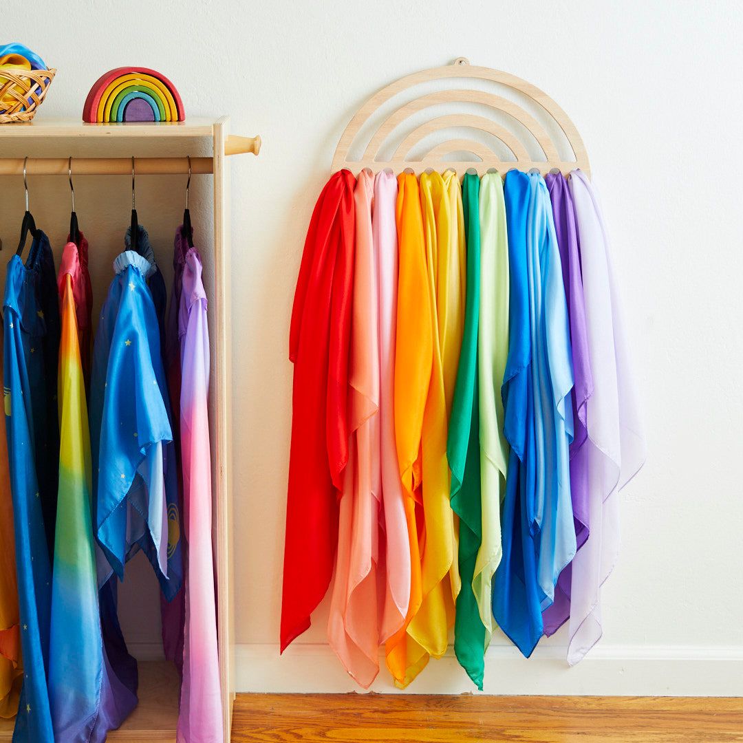 Sarah's silks houten display om speelzijde te presenteren