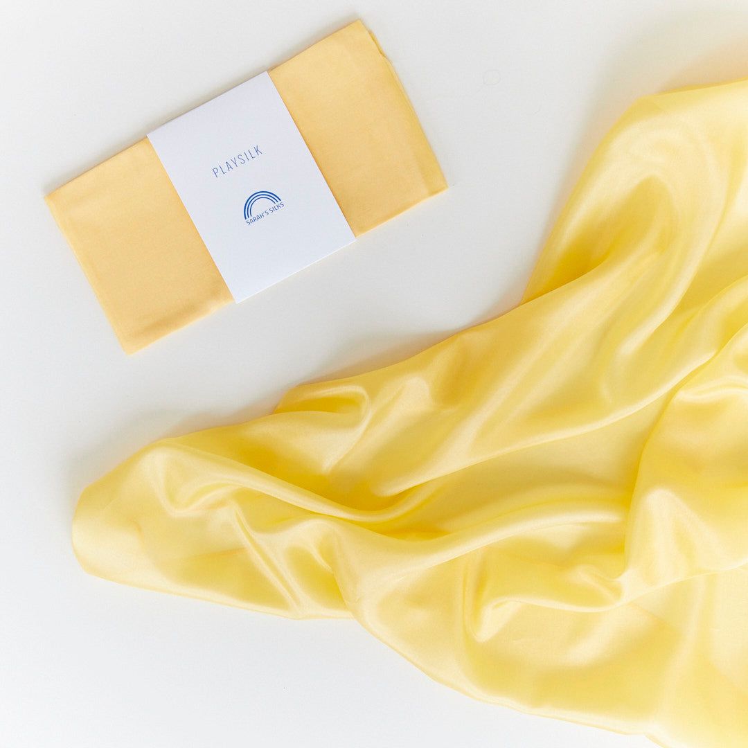 Speelzijde doek van Sarah's Silks in de kleur licht geel