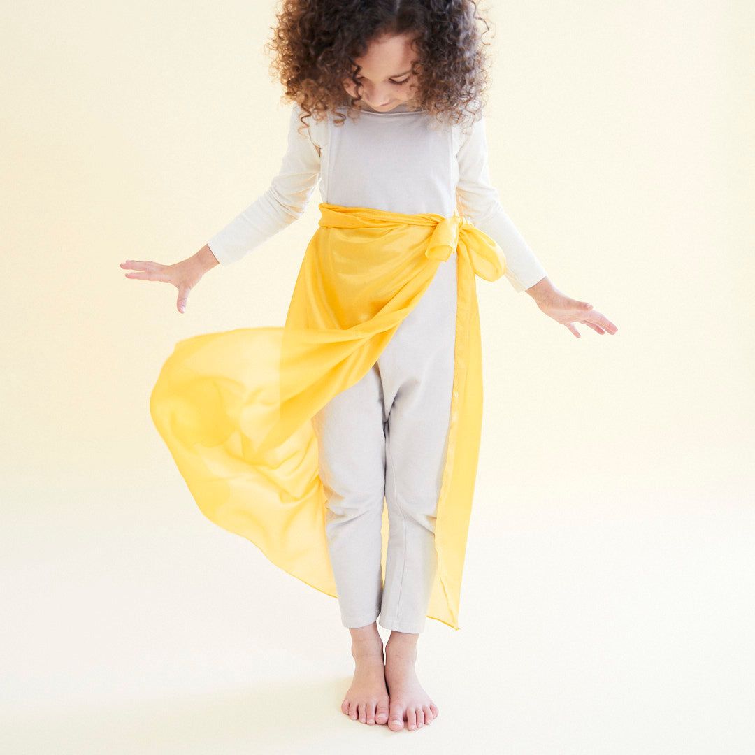 Speelzijde doek van Sarah's Silks in de kleur licht geel