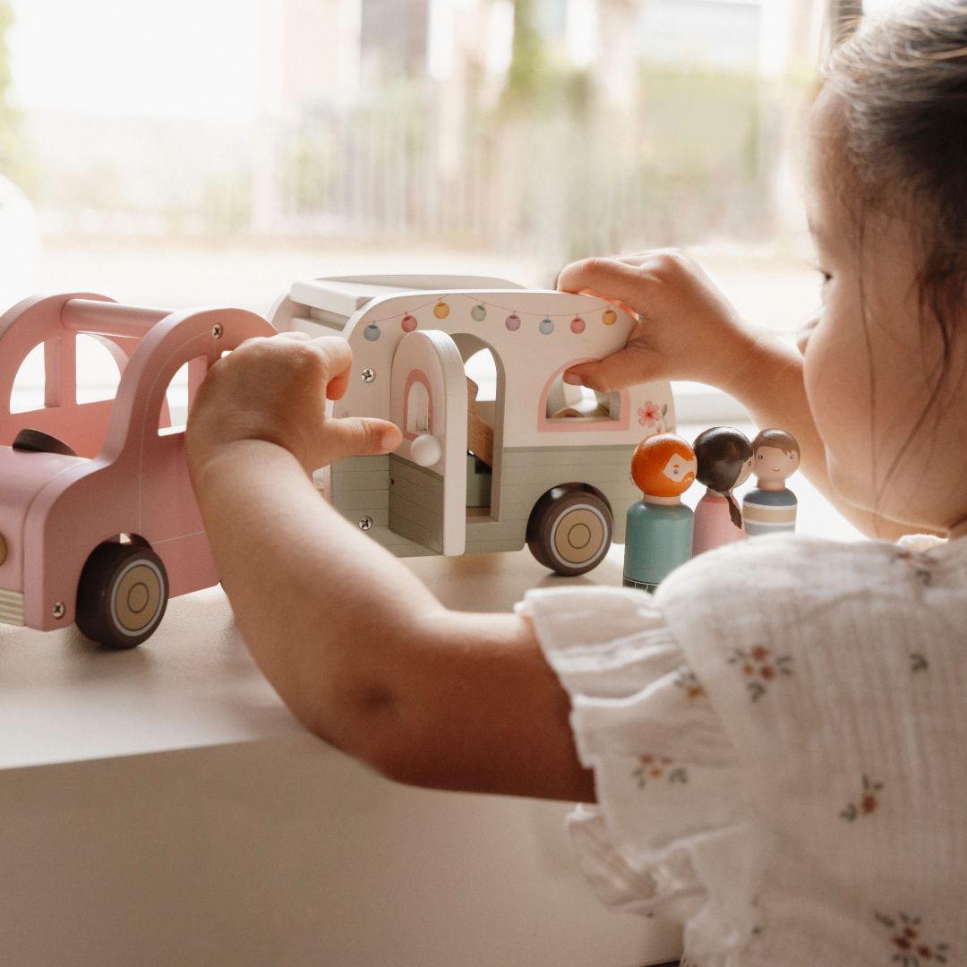 Little Dutch caravan met auto