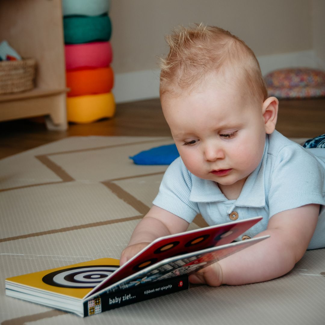 Kartonboek baby ziet kijkboek zwart wit contrast afbeeldingen met spiegel