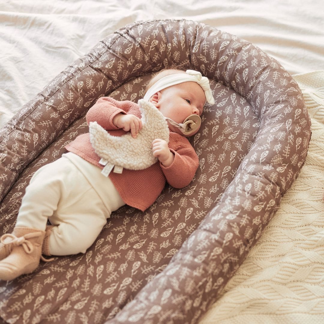 Jollein babynestje in de kleur chestnut bruin met bloemenprint meadow