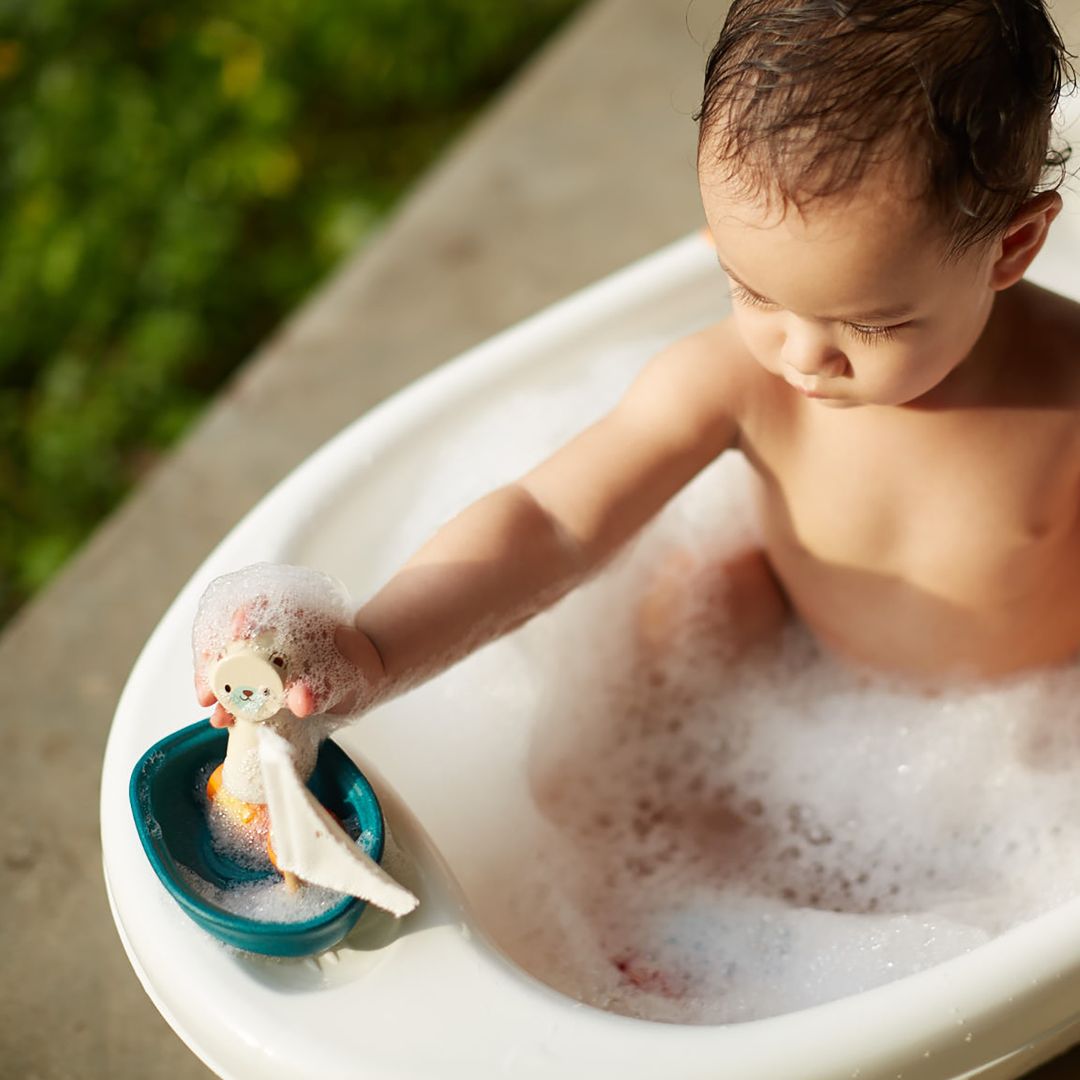Plantoys badspeeltje zeilboot van planwood met ijsbeer