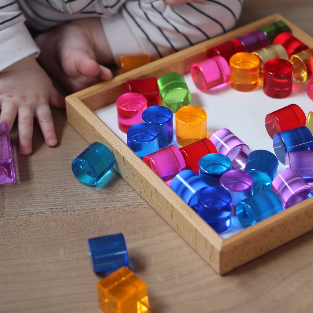 Bauspiel set met 64 licht doorlatende cilinder blokken van acryl in houten frame