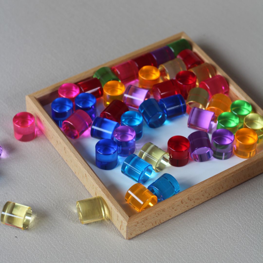 Bauspiel set met 64 licht doorlatende cilinder blokken van acryl in houten frame