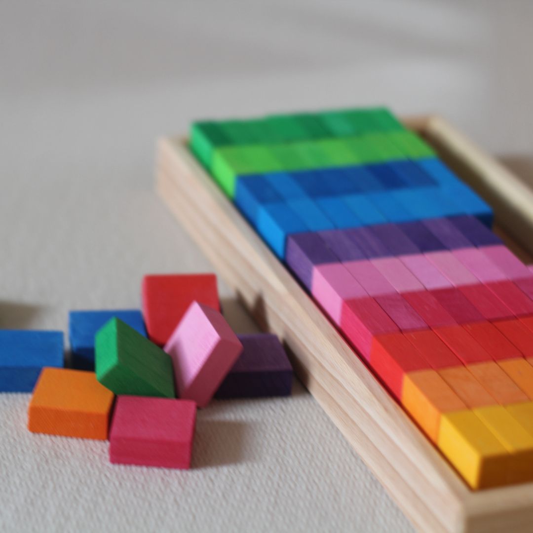 Bauspiel houten blokkenset met 100 houten blokjes in regenboog kleuren