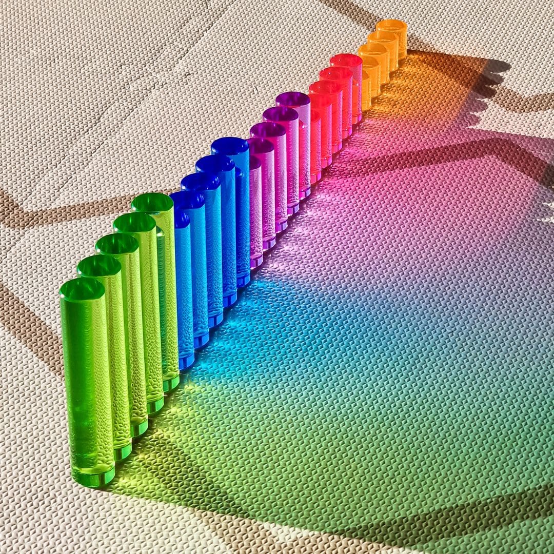 Gekleurde lichtdoorlatende cilinders van Bauspiel