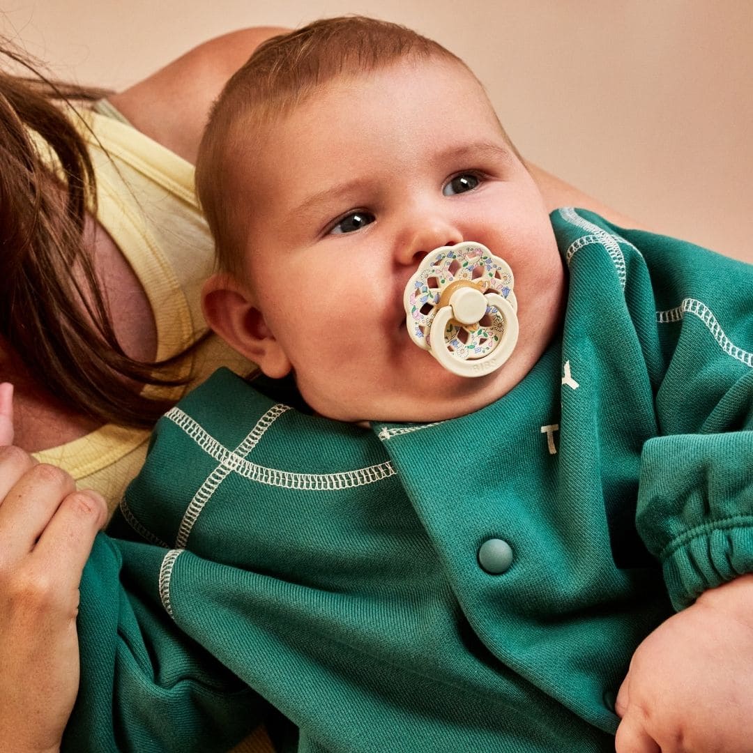 BIBS Boheme fopspeen met ronde speen van latex in de kleur ivory en peri met Liberty bloemenprint chloe meadow