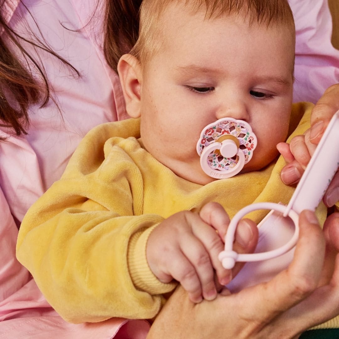 BIBS Boheme fopspeen met ronde speen van latex in de kleuren baby pink en blossom met Liberty bloemenprint oscar meadow