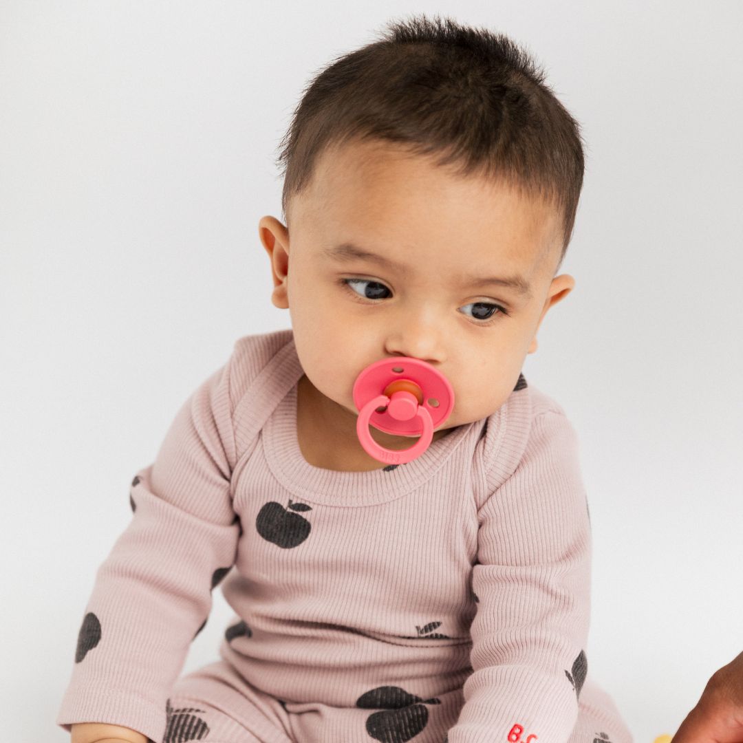 BIBS Colour fopspeen met dental speen van latex in de knalroze kleur coral