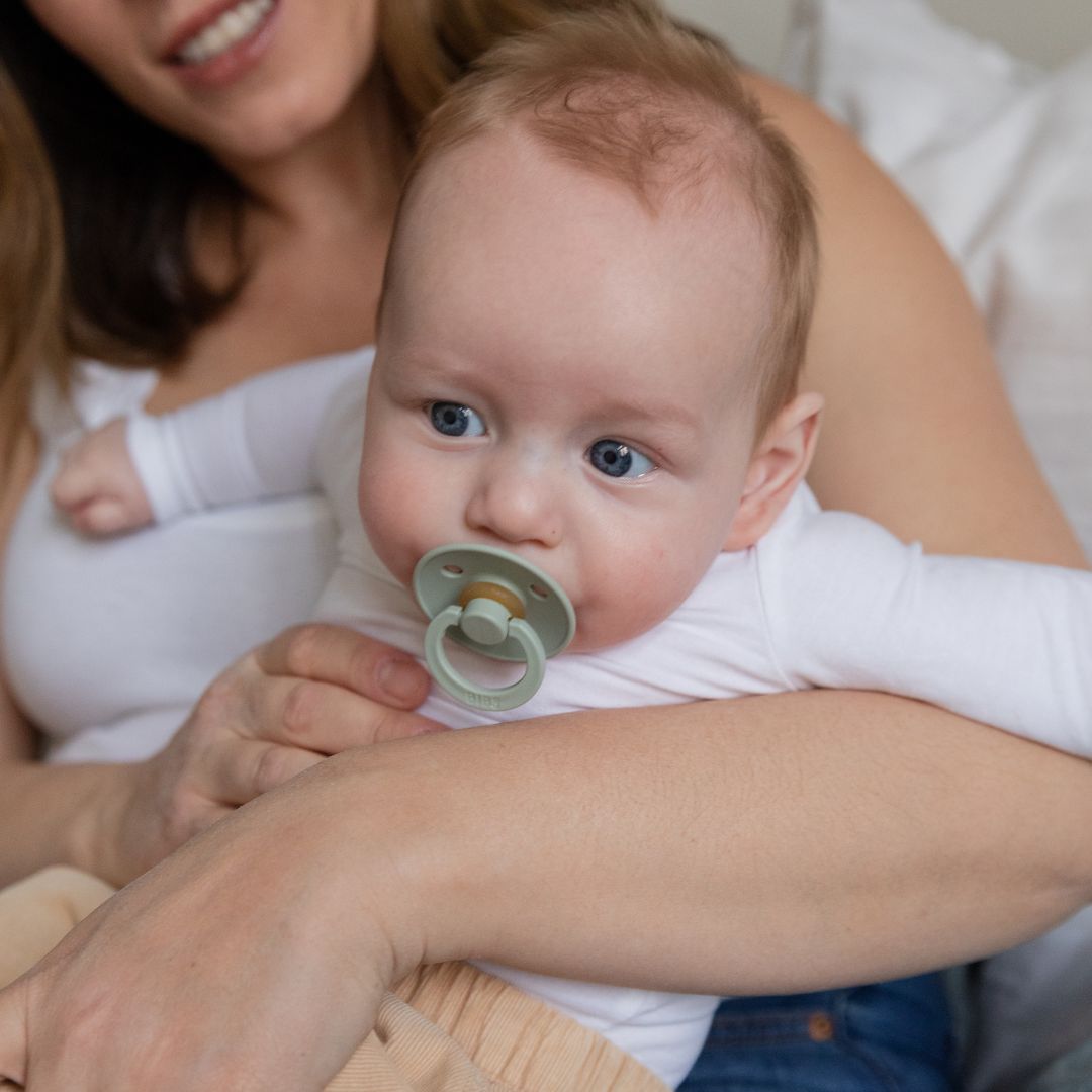 BIBS Colour fopspeen met dental speen van natuurrubber in kleur sage oudgroen