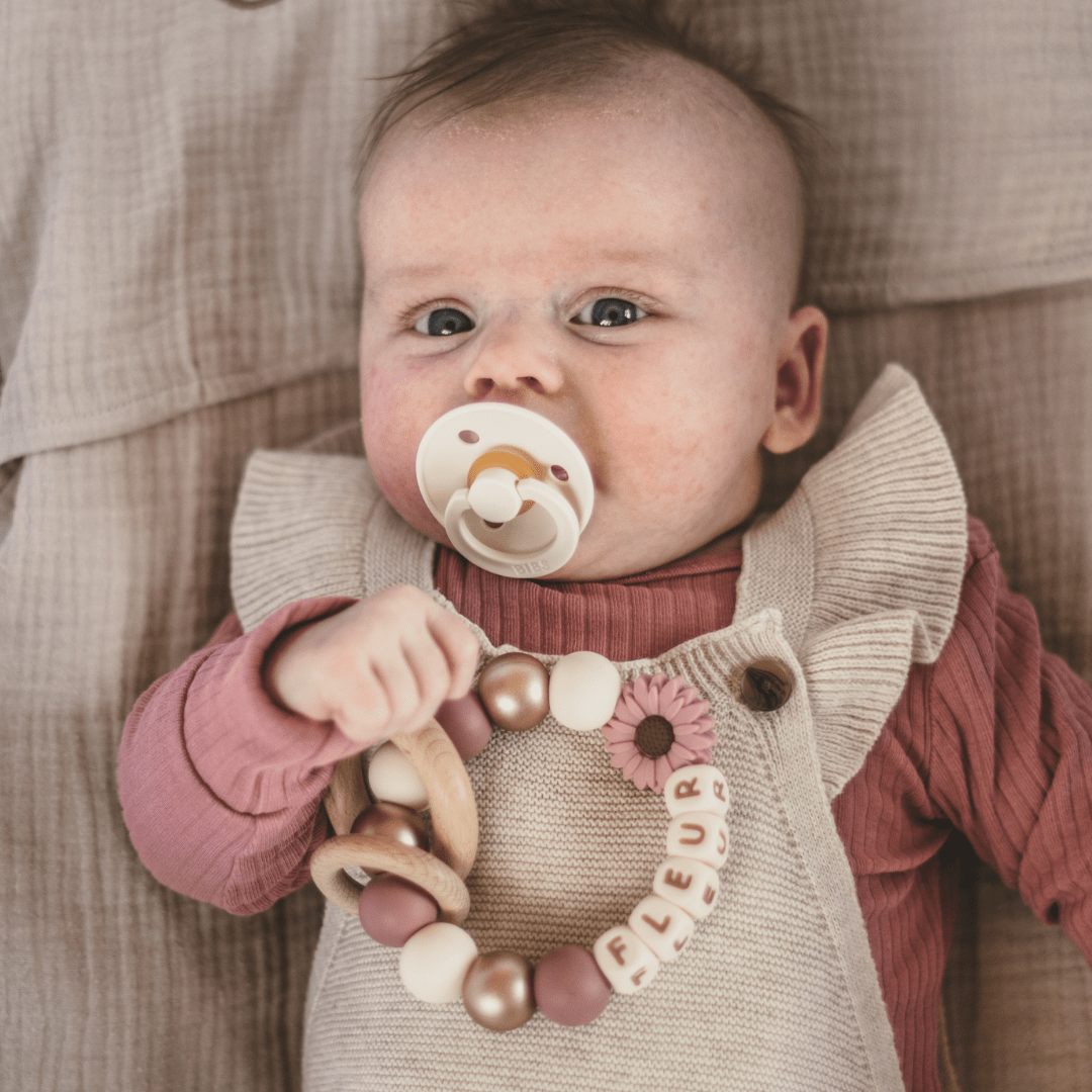 BIBS Colour symmetrische fopspeen met platte speen van natuurrubber in de kleur ivory wit