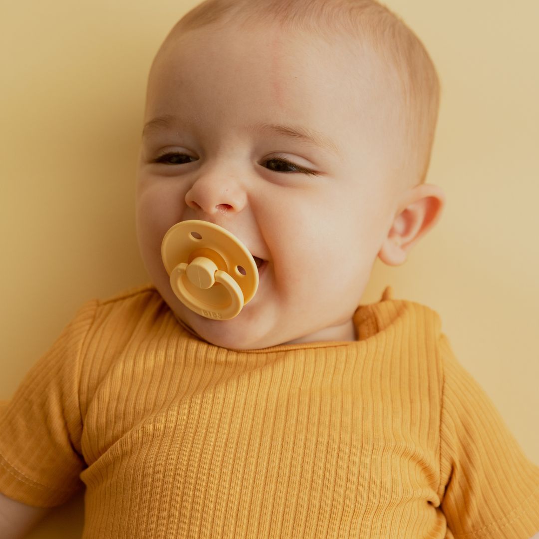 BIBS Colour speen in de gele kleur Pale Butter