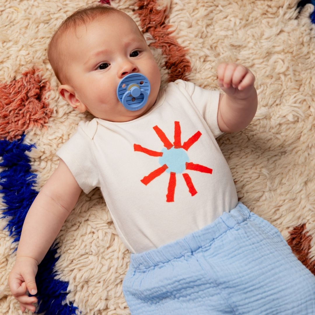 BIBS fopspeen Studio Collection met ronde speen van natuurrubber met streepdessin in licht en donker blauw