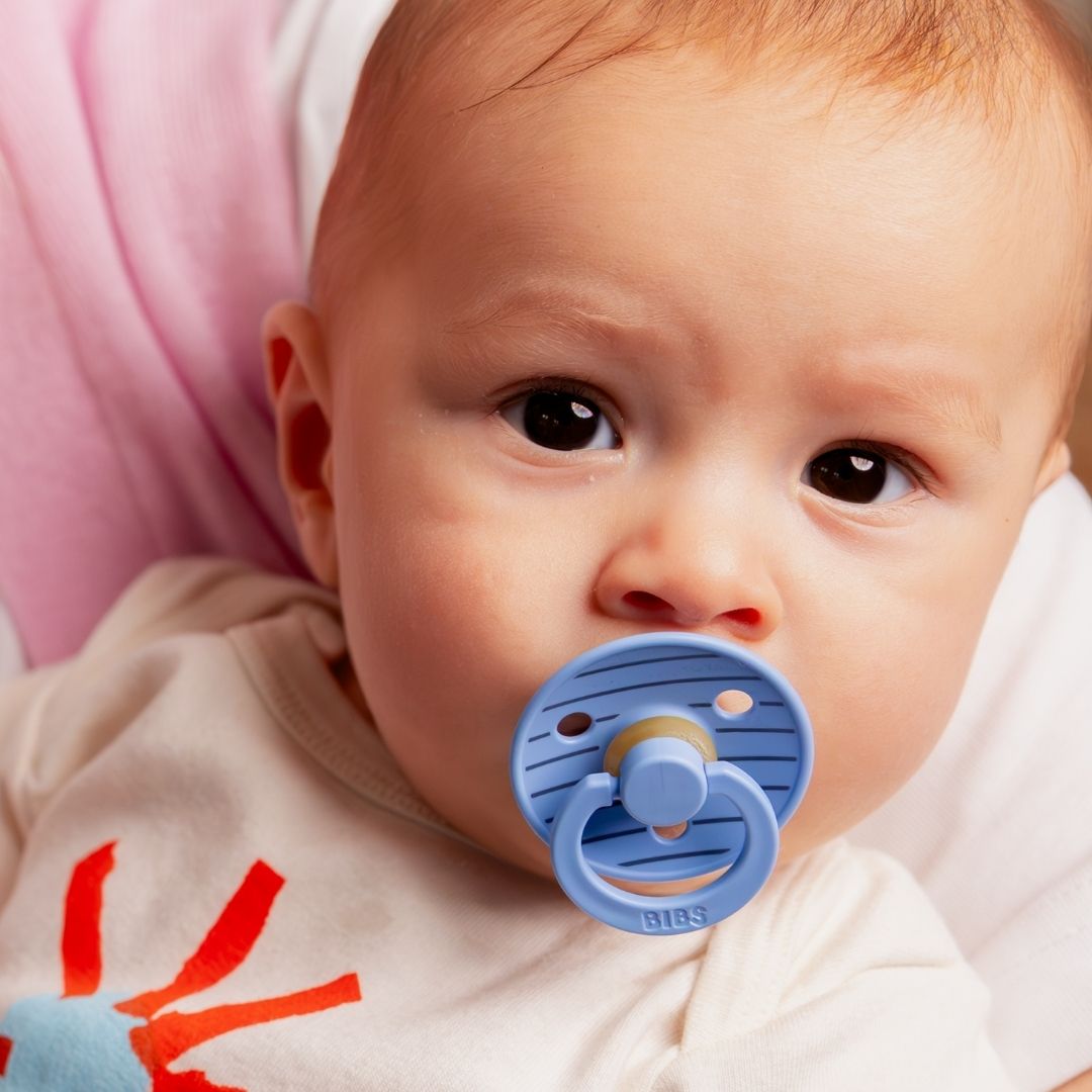 BIBS fopspeen Studio Collection met ronde speen van natuurrubber met streepdessin in licht en donker blauw