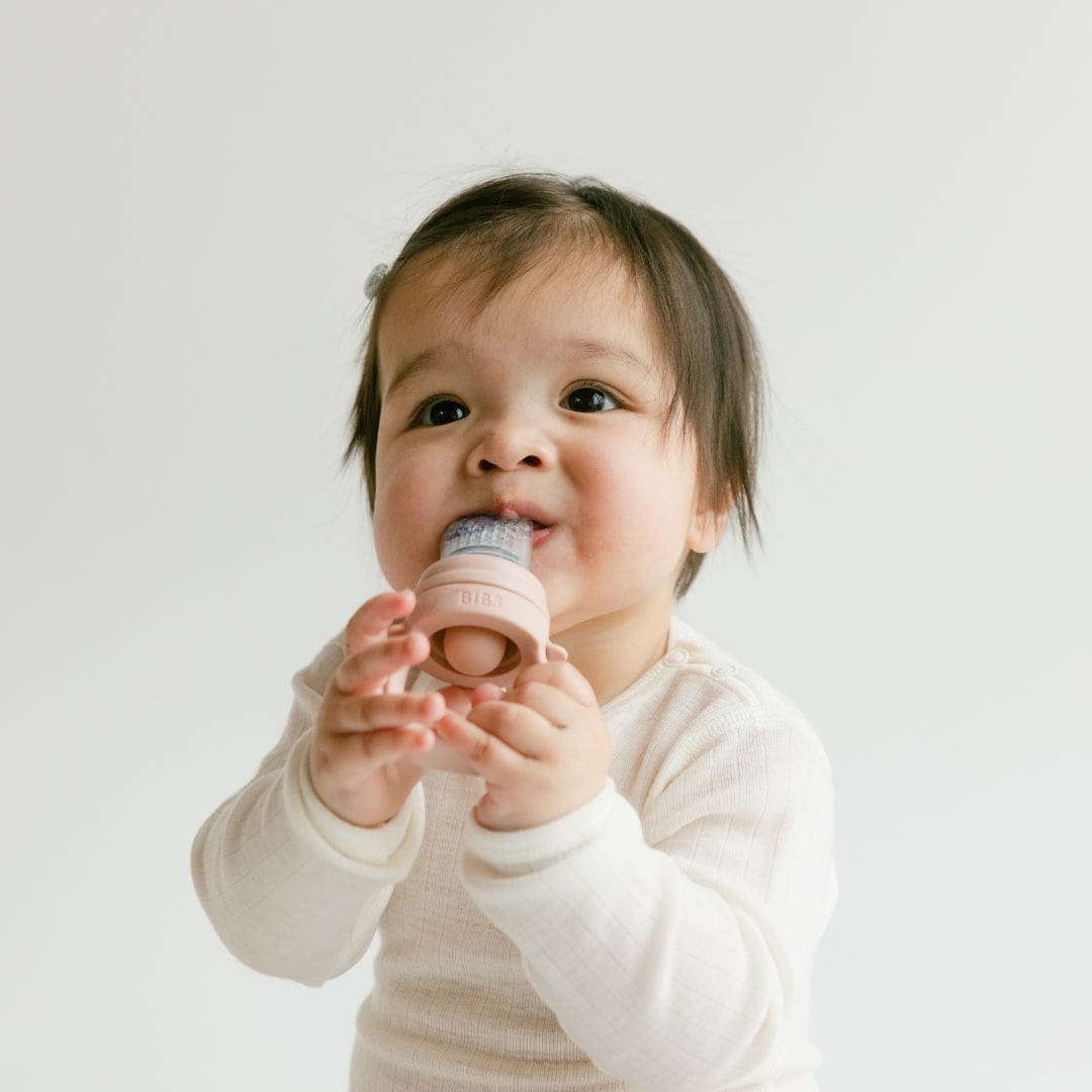 BIBS baby feeder siliconen fruitspeen in de kleur blush roze