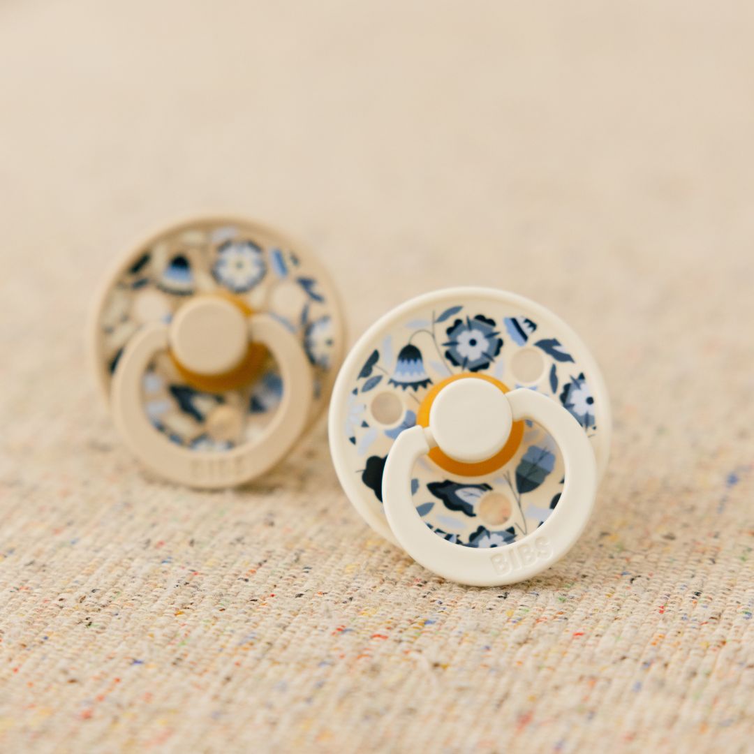 BIBS fospenen met ronde speen van 100% natuurlijk rubber met Liberty Boho print in de kleur ivory wit en vanilla beige