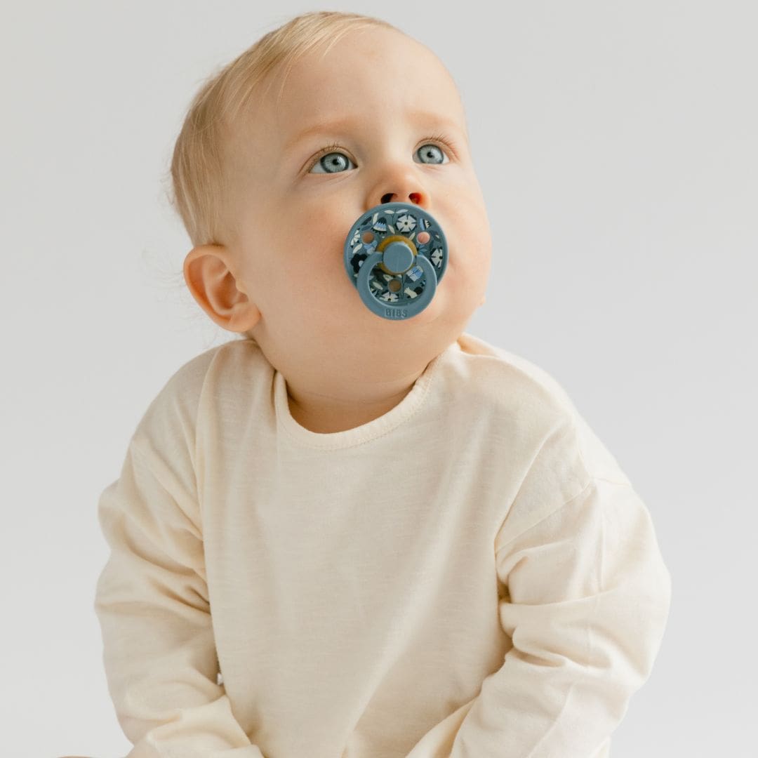 BIBS fopspeen met ronde speen van 100% natuurlijk rubber Liberty Boho in de kleuren dusty blue en petrol