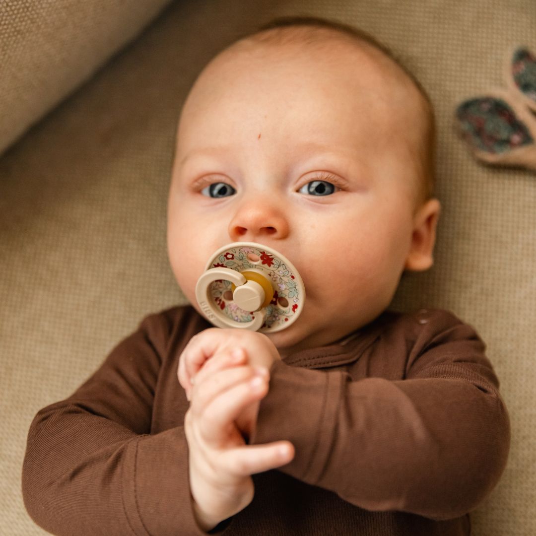BIBS X Liberty Chamomile Lawn fopspeen met ronde speen van natuurrubber in de kleur woodchuck en vanilla