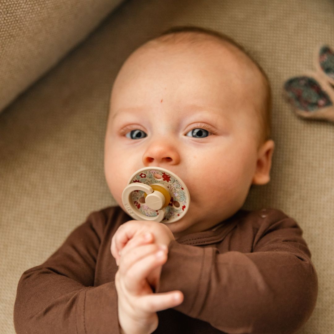 BIBS X Liberty Chamomile Lawn fopspeen met platte symmetrische speen van natuurrubber in de kleuren woodchuck en vanilla