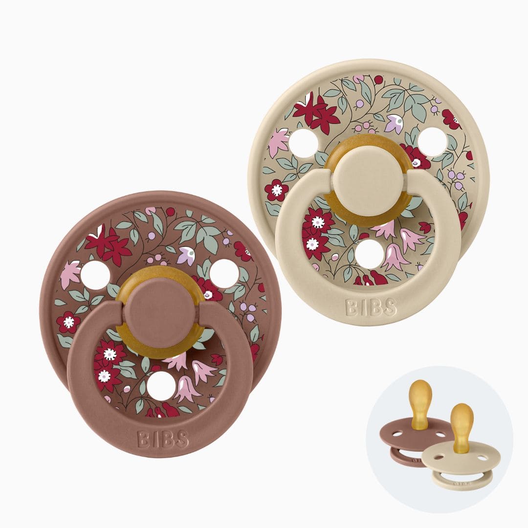 BIBS X Liberty Chamomile Lawn fopspeen met platte symmetrische speen van natuurrubber in de kleuren woodchuck en vanilla