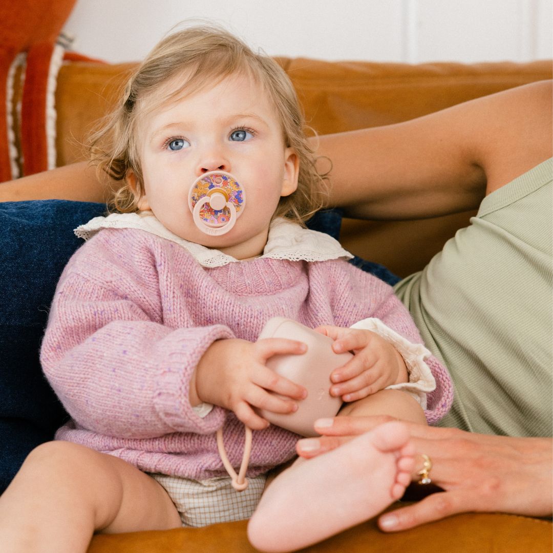 BIBS fopspenen met ronde speen van 100% natuurlijk rubber met Liberty June Blossom print in de kleuren blush roze en vanilla beige