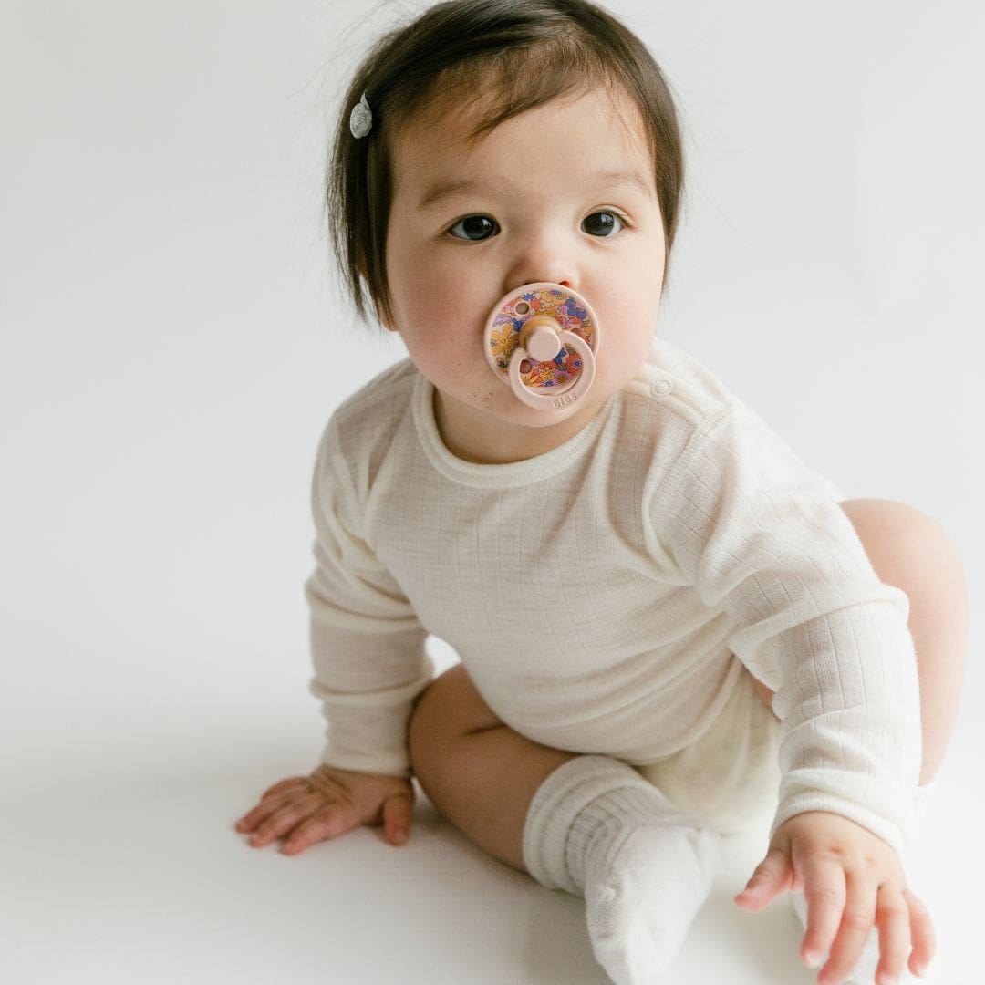 BIBS fopspenen met ronde speen van 100% natuurlijk rubber met Liberty June Blossom print in de kleuren blush roze en vanilla beige