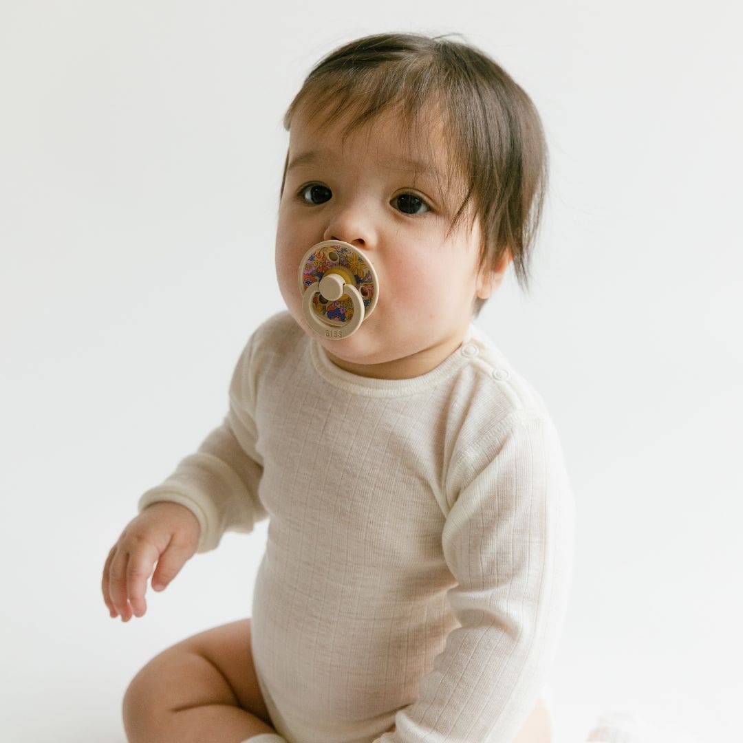 BIBS fopspenen met ronde speen van 100% natuurlijk rubber met Liberty June Blossom print in de kleuren blush roze en vanilla beige