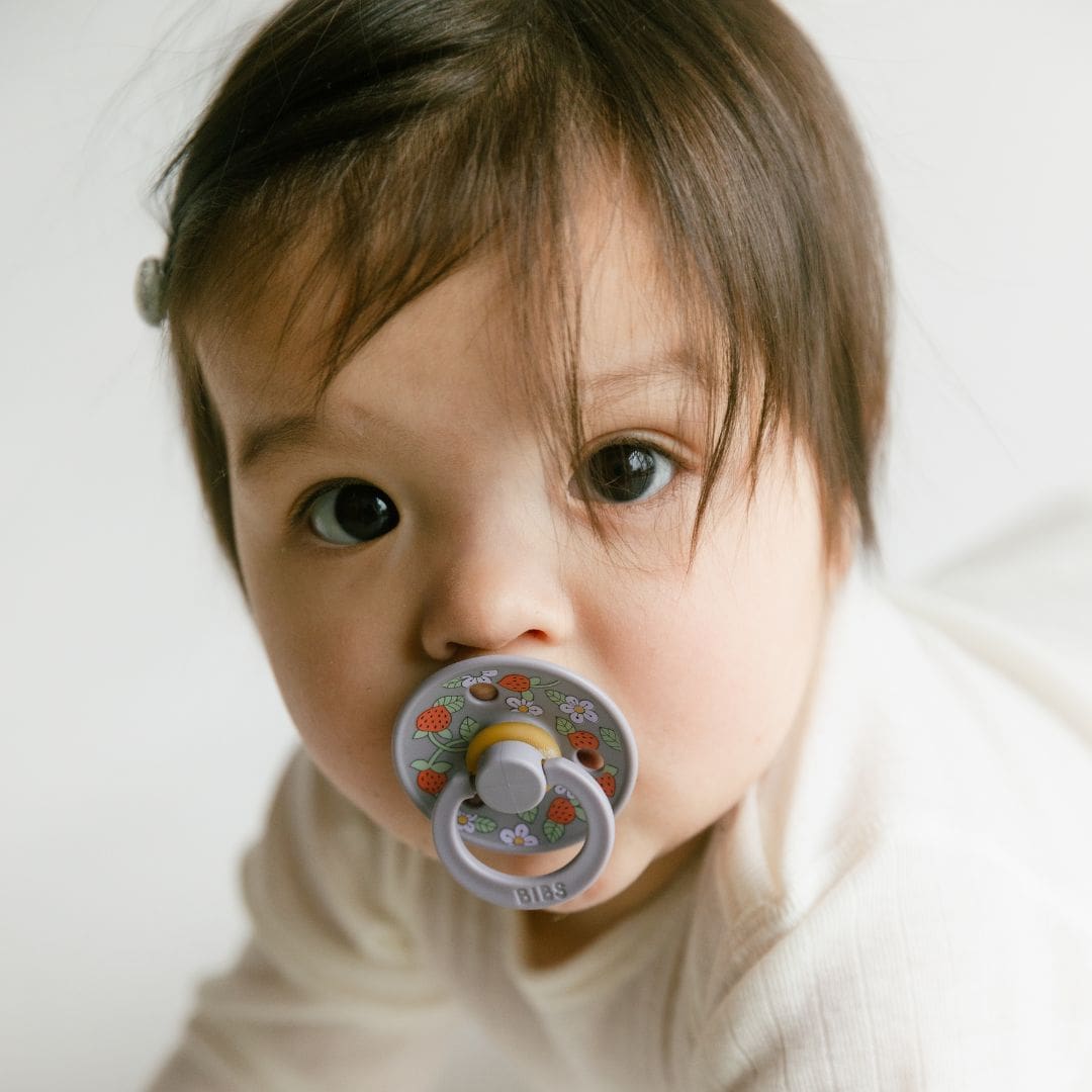 BIBS fopspeen met ronde speen van 100% natuurlijk rubber Liberty London strawberries en Cream in de kleur pale butter geel en fossil grey paars