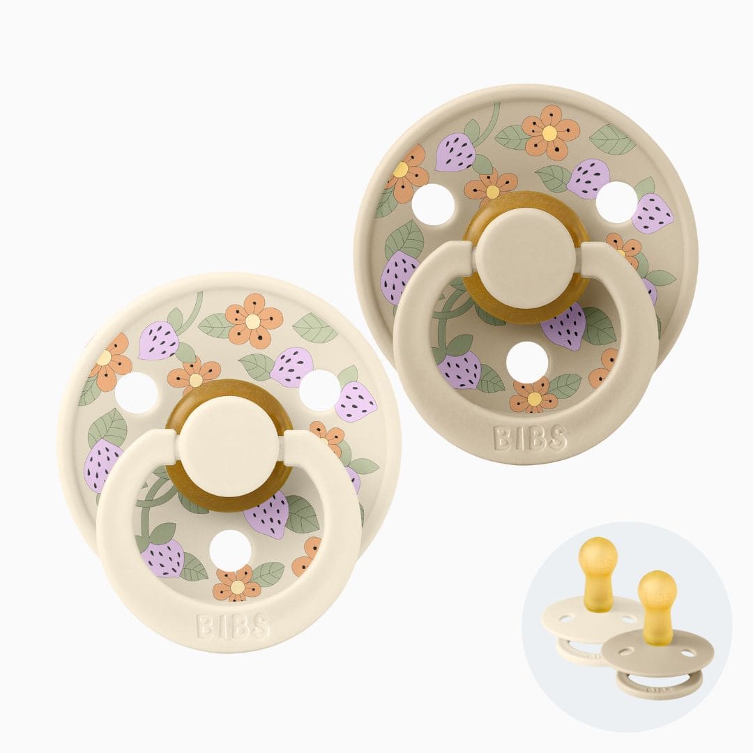 BIBS X Liberty SS24 Colour fopspeen met ronde speen van 100% natuurlijk rubber met motief Strawberries en Cream in de kleur ivory wit en vanilla beige