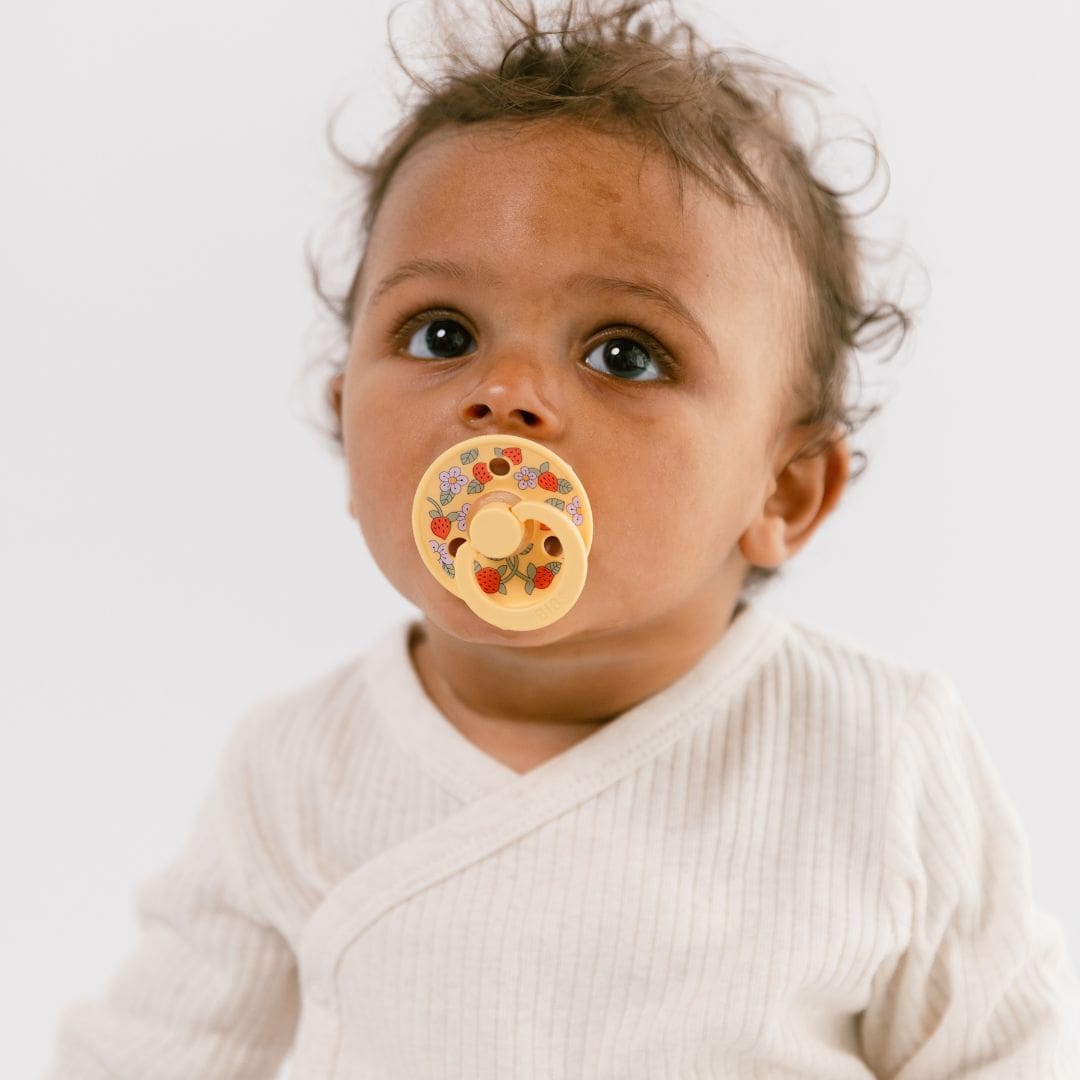 BIBS fopspeen met ronde speen van 100% natuurlijk rubber Liberty London strawberries en Cream in de kleur pale butter geel en fossil grey paars