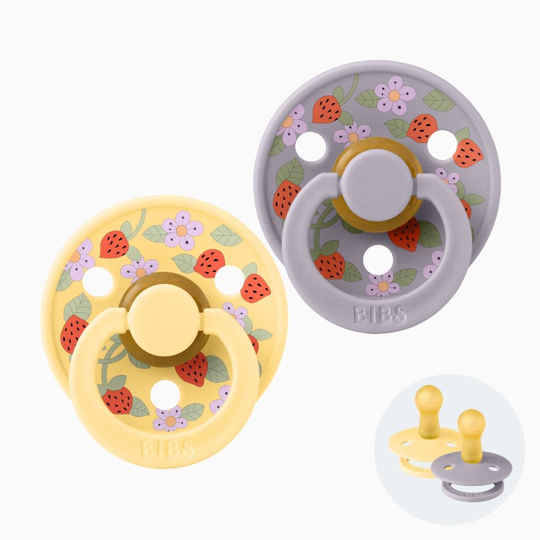 BIBS fopspeen met ronde speen van 100% natuurlijk rubber Liberty London strawberries en Cream in de kleur pale butter geel en fossil grey paars