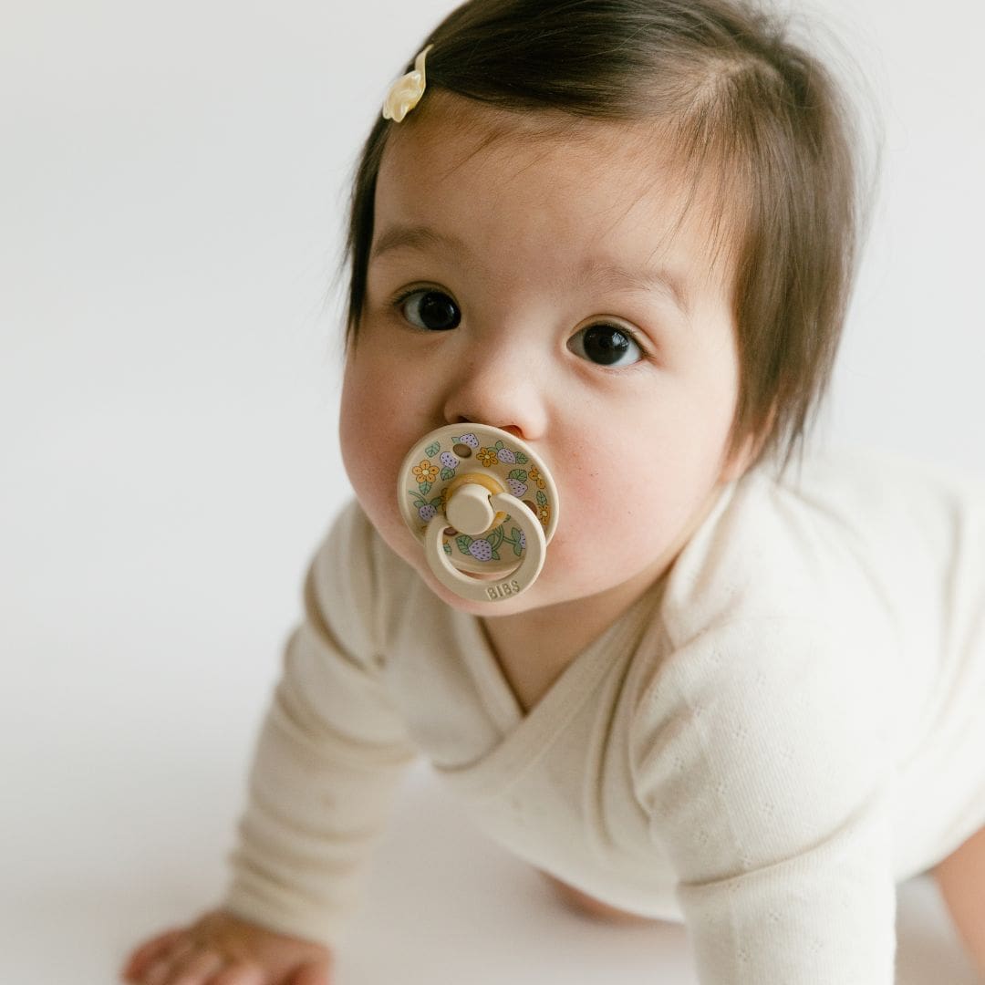 BIBS X Liberty SS24 Colour fopspeen met ronde speen van 100% natuurlijk rubber met motief Strawberries en Cream in de kleur ivory wit en vanilla beige