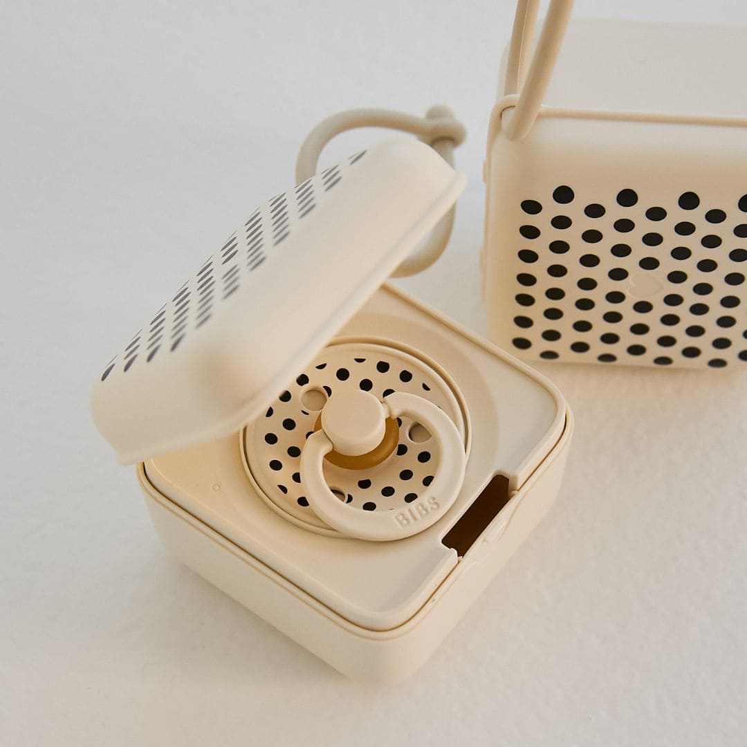 BIBS Polkadot speenbakje in de witte kleur ivory met zwarte stippen