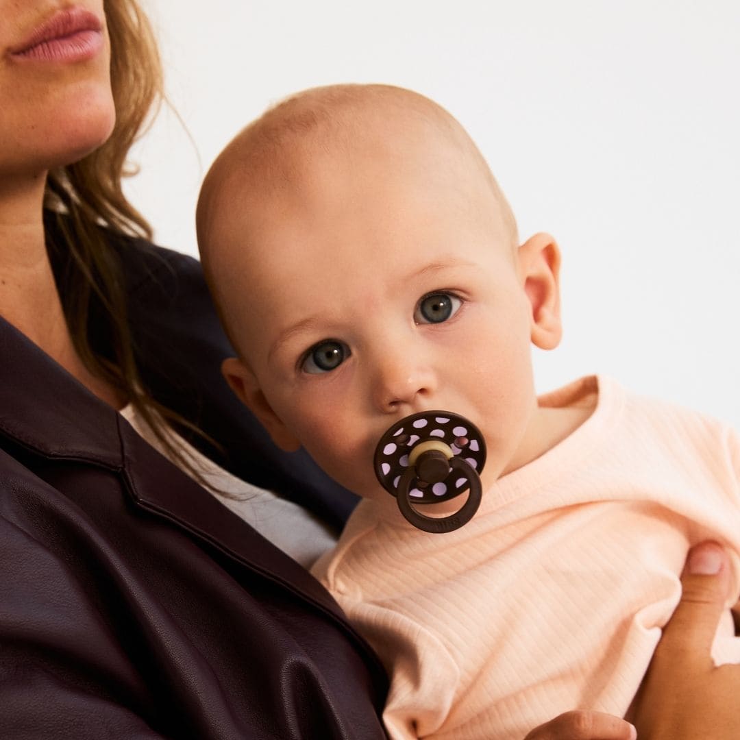 BIBS polka dots fopspeen met stipjes motief met ronde speen van latex in de kleuren baby pink roze en mocha bruin