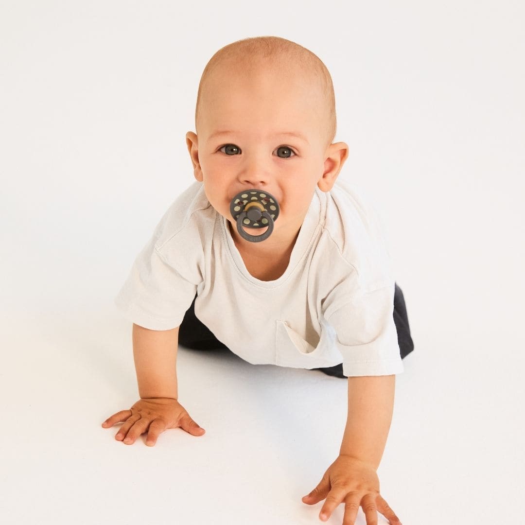 BIBS Studio fopspeen polkadots met ronde speen van latex in de kleuren sage groen en iron grijs