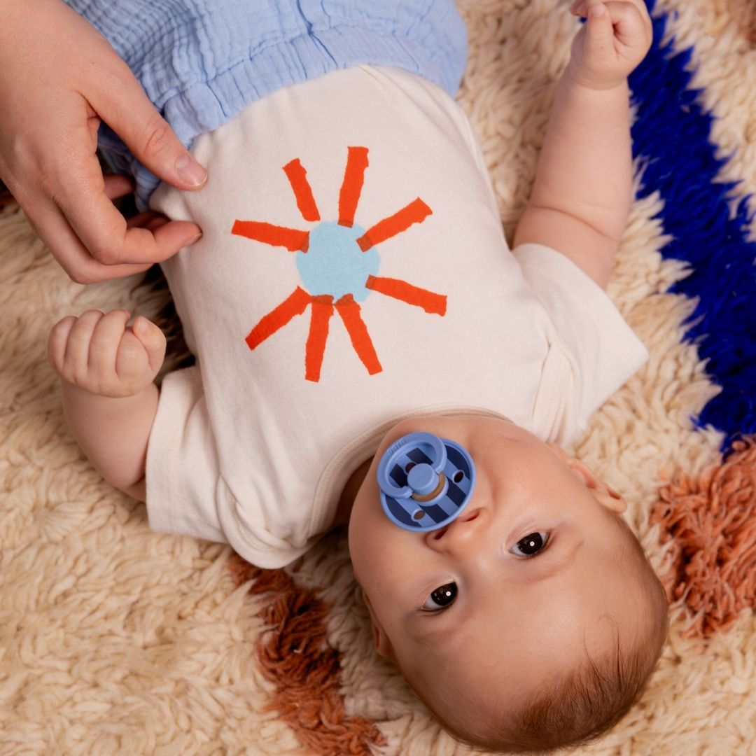 BIBS fopspeen Studio Collection met ronde speen van natuurrubber met streepdessin in licht en donker blauw