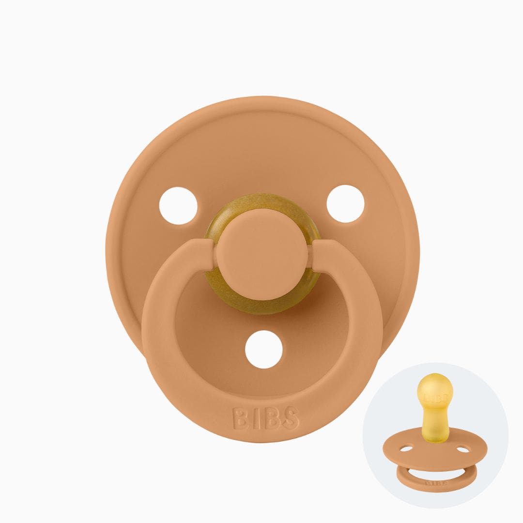BIBS Colour fopspeen in de kleur pumpkin met ronde kersvormige speen van latex in maat 1 en 2