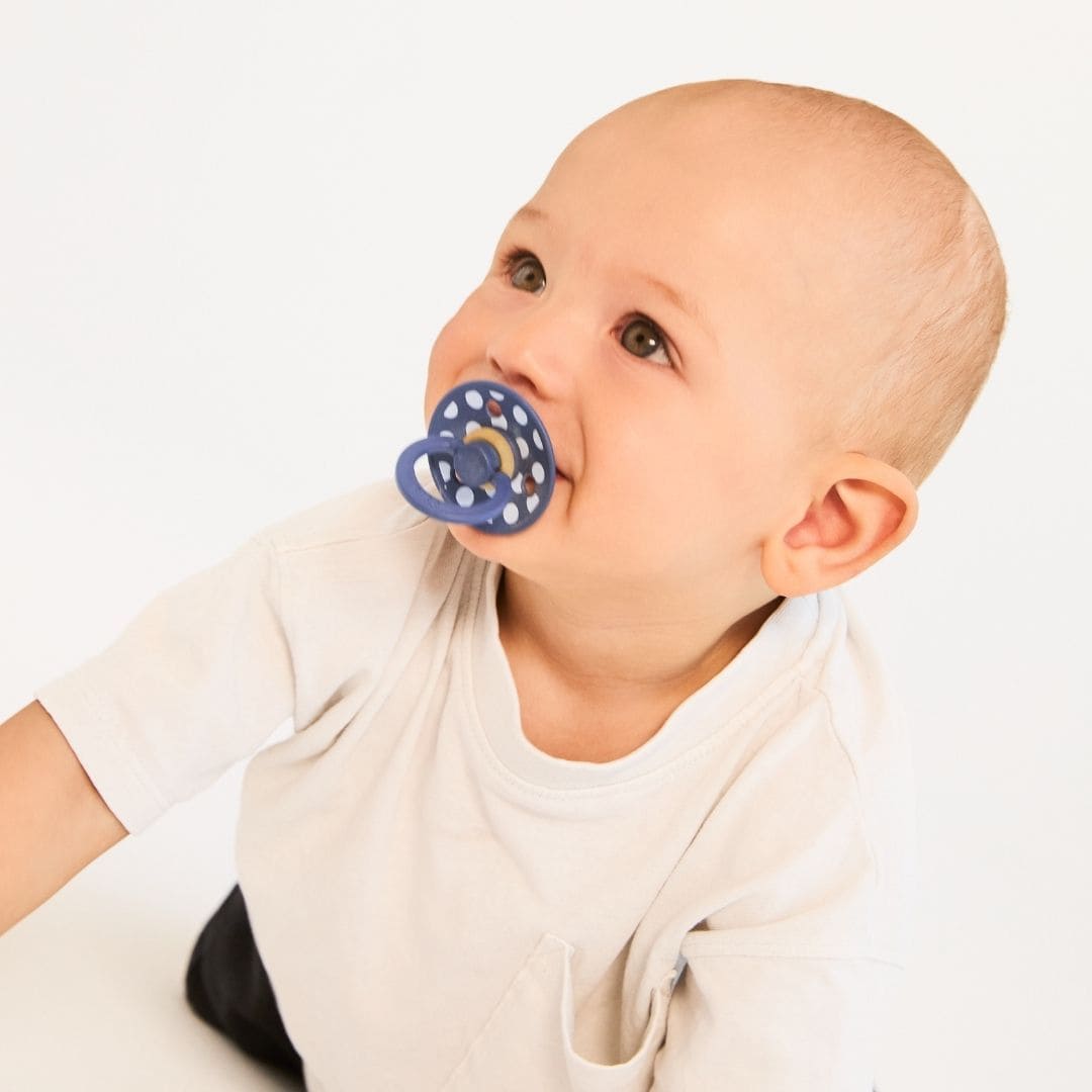 BIBS Studio speen polkadots met stipjes print in de blauwe kleuren baby blue en steel blue