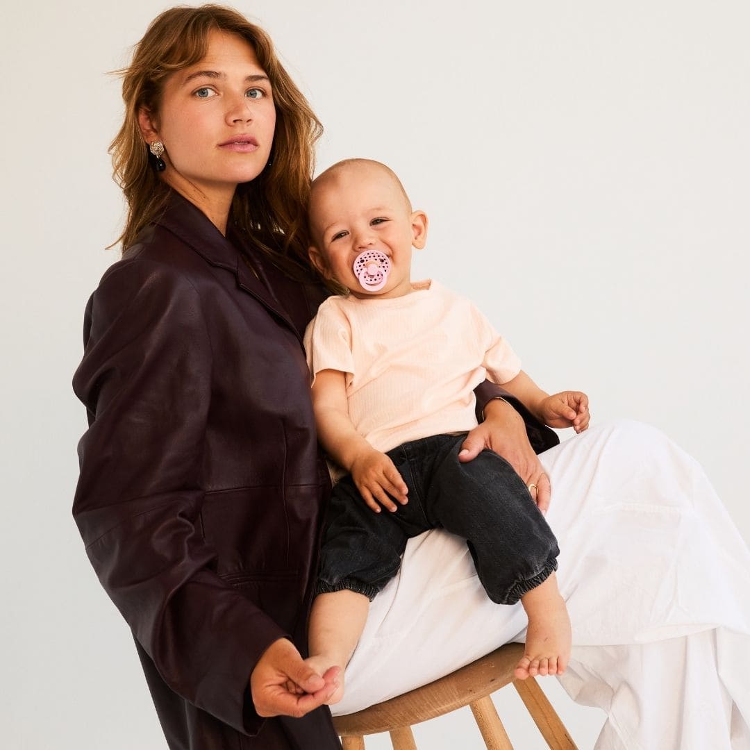 BIBS polka dots fopspeen met stipjes motief met ronde speen van latex in de kleuren baby pink roze en mocha bruin