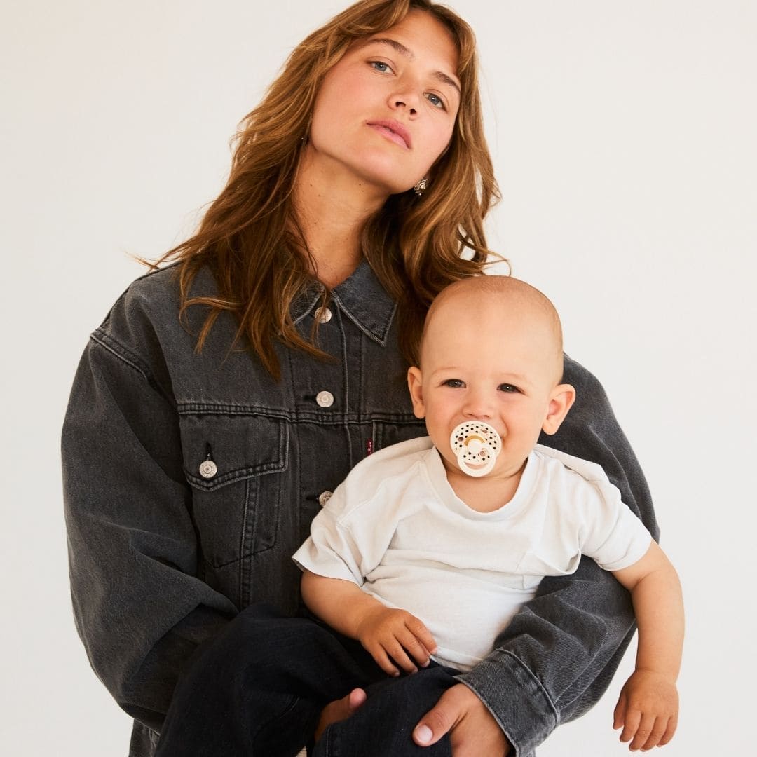 BIBS fopspeen uit de Studio Collectie polkadots met ronde speen van latex in de kleuren ivory wit en black zwart